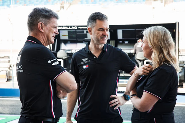 Марк Хайнс (в центре)