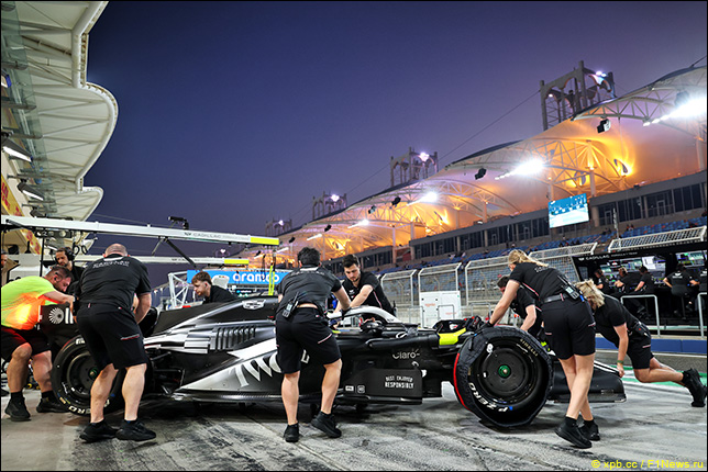 Команда Cadillac на реальных тестах в Бахрейне