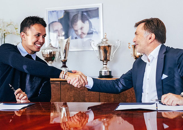 Йост Капито, исполнительный директор Williams, подписывает контракт с Алексом Элбоном, фото пресс-службы Williams