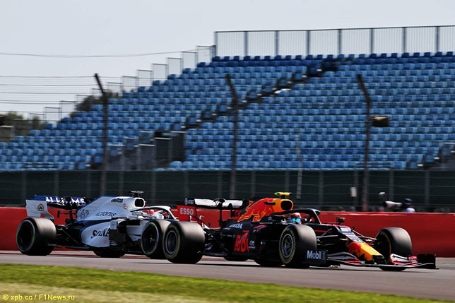 Джордж Расселл за рулём Williams и Алекс Элбон за рулём Red Bull на трассе в Сильверстоуне, 2019 год
