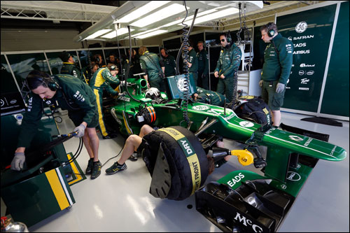 Механики Caterham работают с машиной Гидо ван дер Гарде