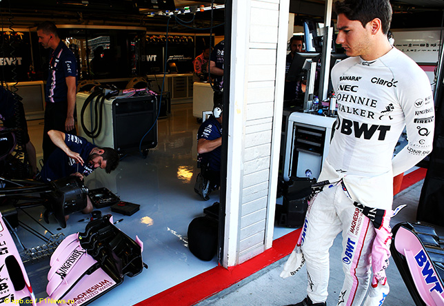 Альфонсо Селиш в боксах Force India