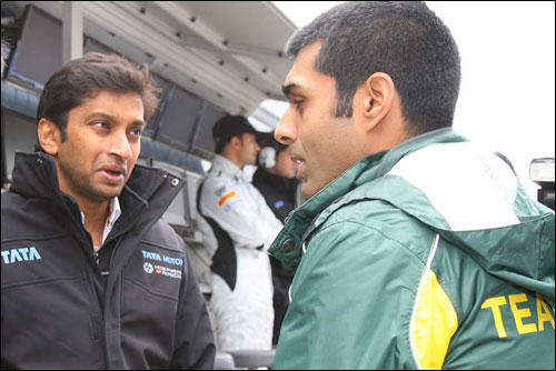 Нараин Картикеян (слева) и Карун Чандхок