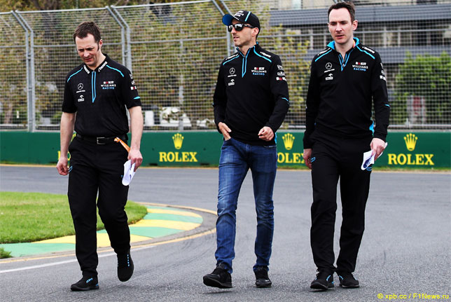 Роберт Кубица с инженерами на прогулке по трассе