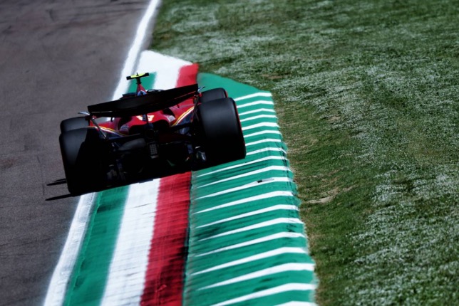 Карлос Сайнс за рулём SF-24 на трассе в Имоле, фото XPB