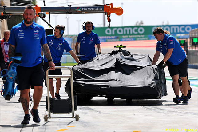 Alpine пришлось сократить программу