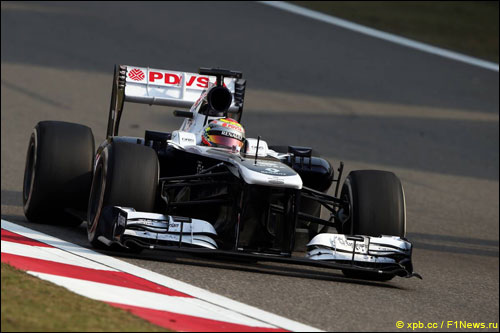 Пастор Мальдонадо за рулем FW35