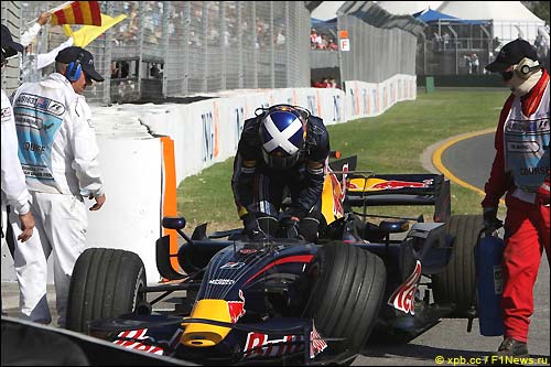 Дэвид Култхард покидает машину