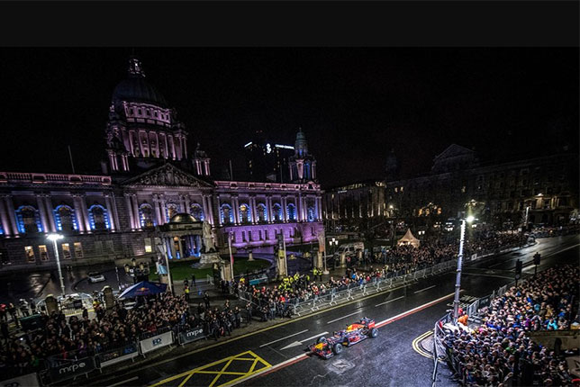 Дэвид Култхард проводит демозаезды в Белфасте