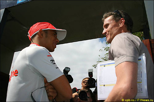 Дэвид Култхард (справа) и Льюис Хэмилтон