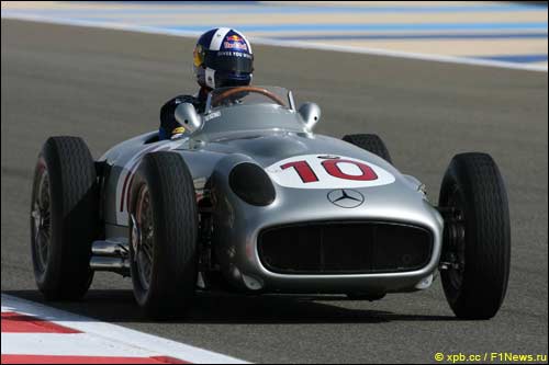 Дэвид Култхард за рулем исторического Mercedes в Бахрейне