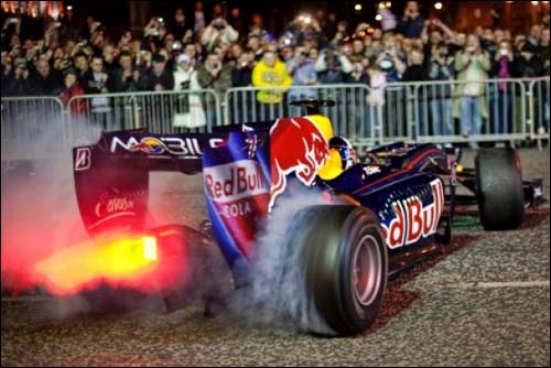 Дэвид Култхард за рулем Red Bull во время шоу в Белфасте