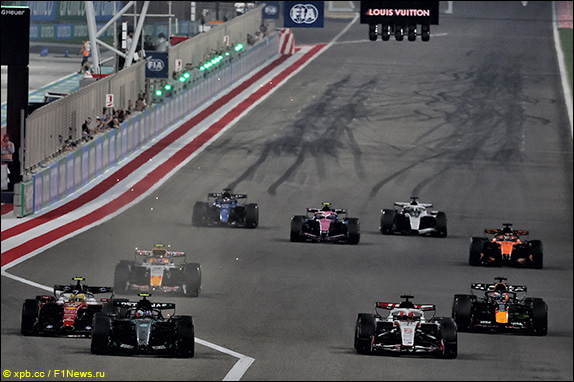 Гонщики отрабатывают стартовую процедуру