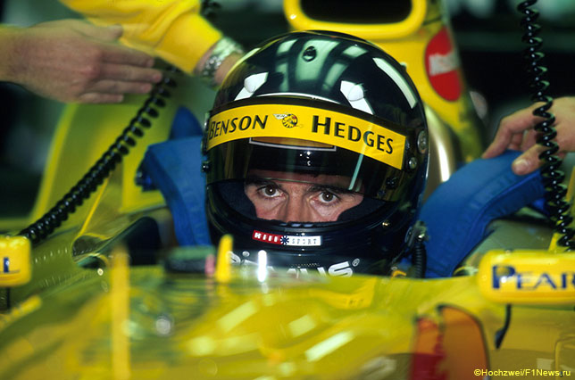 Деймон Хилл в кокпите машины Jordan, 1999 год