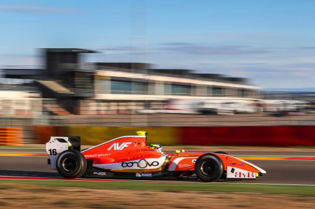 Том Диллман за рулём машины AVF на тестах в Альканисе