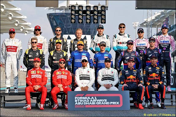 Групповая фотография перед парадом пилотов