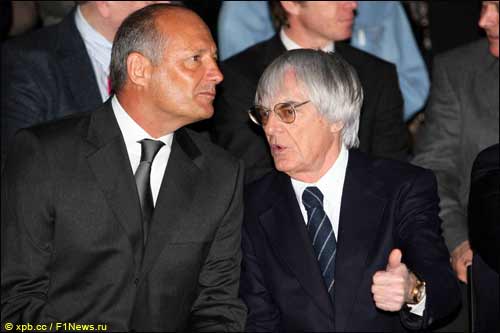 Берни Экклстоун (справа) и глава McLaren Рон Деннис