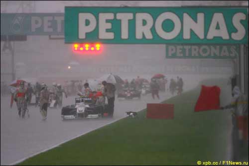 Гонку в Малайзии пришлось прервать из-за дождя и наступления темноты