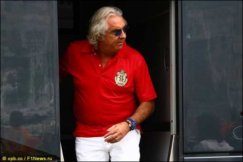 Флавио Бриаторе выходит из моторхоума Берни Экклстоуна, Гран При Монако'2010