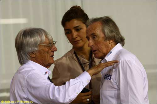 Берни Экклстоун и сэр Джеки Стюарт в паддоке сингапурской трассы