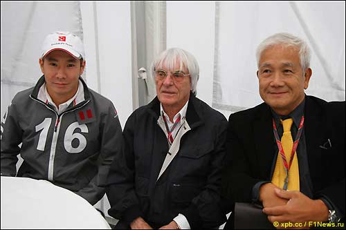 Камуи Кобаяши, Берни Экклстоун и Масаро Унно