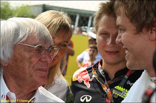 Берни Экклстоун и Себестьян Феттель, на заднем плане - Аки Хинтса, личный тренер Феттеля