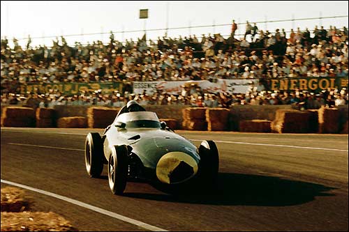 Стирлинг Мосс за рулем Vanwall на пути к победе в Гран При Марокко, 1958 год