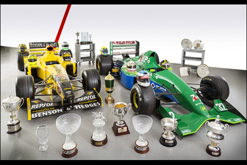 Выставленные на продажу машины и кубки Jordan