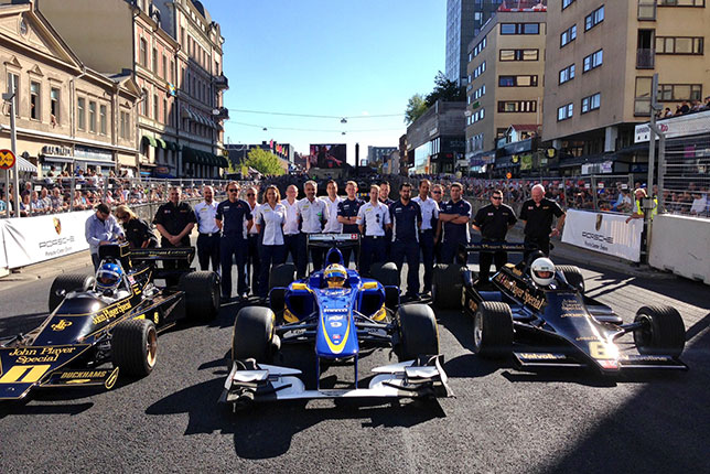 Маркус Эриксон за рулём Sauber, а также исторические Lotus Ронни Петерсона на улицах Эребру