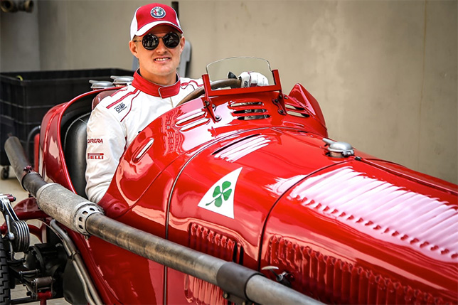 Маркус Эриксон за рулём исторической гоночной машины Alfo Romeo