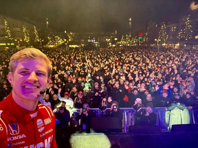 Маркус Эриксон на торжественной встрече с земляками в городе Кумла, фото из социальных сетей