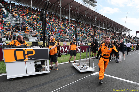 механики освобождают стартовую позицию Оскара Пиастри