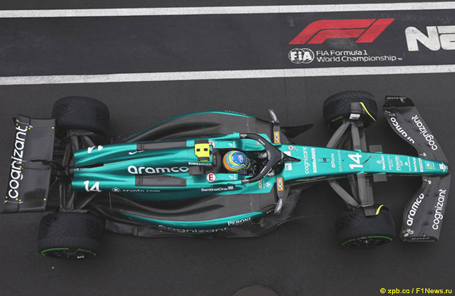 Фернандо Алонсо за рулём модернизированной AMR23