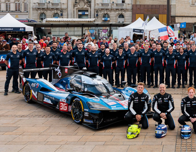 Alpine Endurance Team и экипаж Мика Шумахера во время презентации в Ле-Мане, фото пресс-службы команды