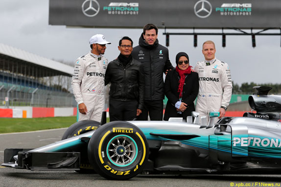 Презентация Mercedes AMG W08 EQ Power+