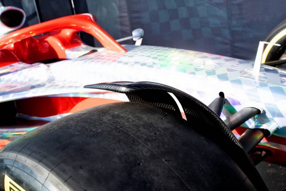 Крыловидные шитки над передними колёсами на модели машины 2022 года, фото XPB