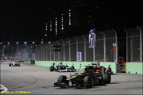 Хейкки Ковалайнен ведет борьбу с соперниками на трассе Гран При Сингапура