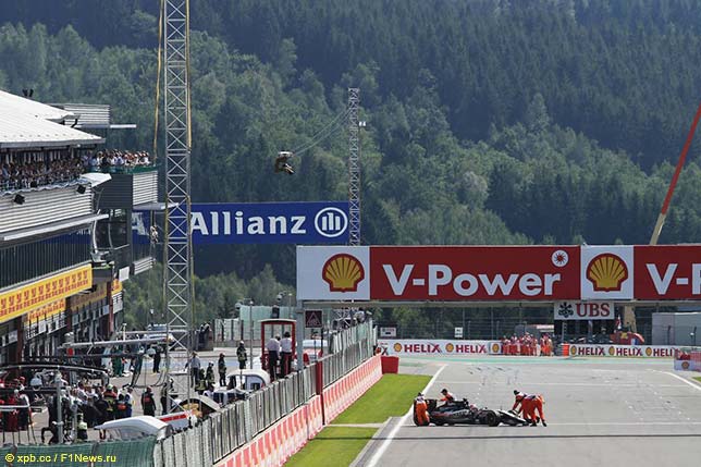 Маршалы убирают машину Нико Хюлкенберга со стартового поля в Спа