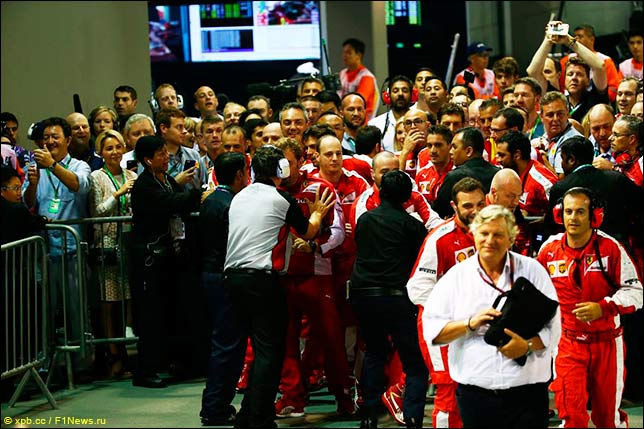 Сотрудники Ferrari прорывают оценпление