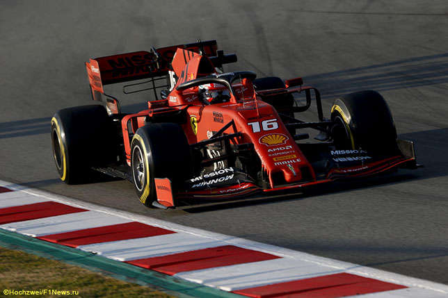 Ferrari SF90 на трассе в Барселоне