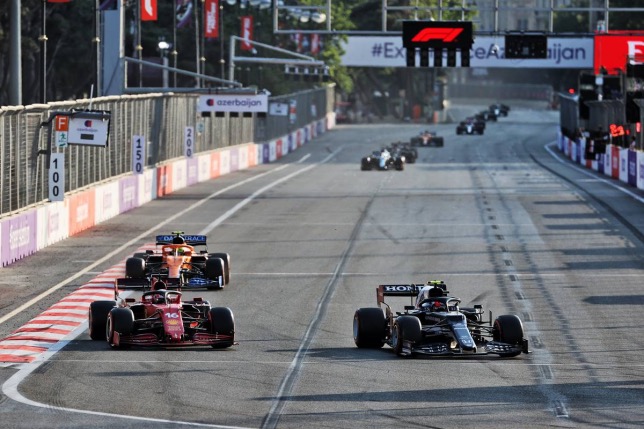 Шарль Леклер ведёт борьбу за позицию с Пьером Гасли, фото XPB