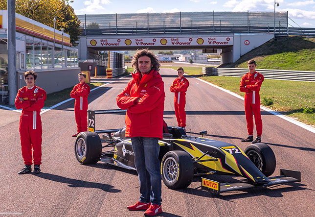 Кандидаты в Гоночную академию Ferrari и её руководитель Марко Матасса, фото пресс-службы Ferrari