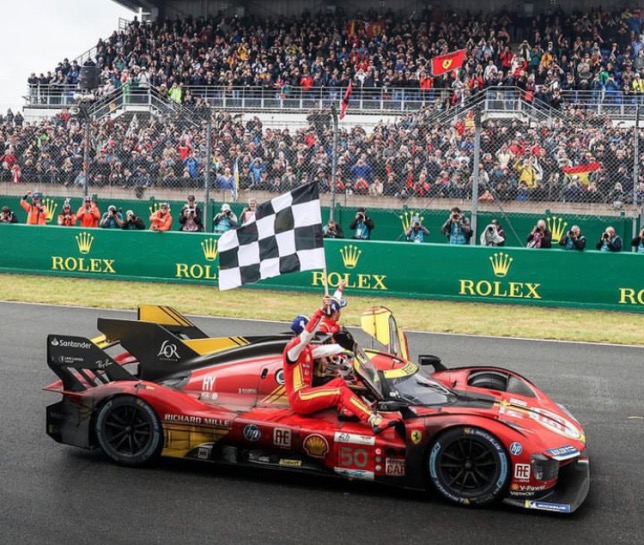 Экипаж Ferrari №50 по пути на церемонию награждения, фото пресс-службы гонки