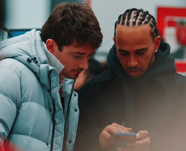 Шарль Леклер и Льюис Хэмилтон на базе в Маранелло после первого запуска двигатля, стоп-кадр из видео Ferrari