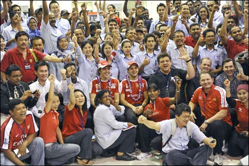 Фернандо Алонсо и Фелипе Масса на заводе компании Philip Morris