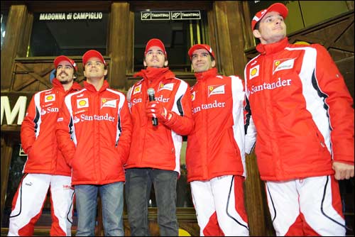 Гонщики наблюдают фейерверк в Мадонна ди Кампильо