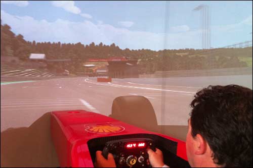 Джеймс Аллен за рулем симулятора Ferrari, фото www.jamesallenonf1.com