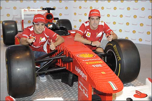 Гонщики Скудерии и игрушечная Ferrari