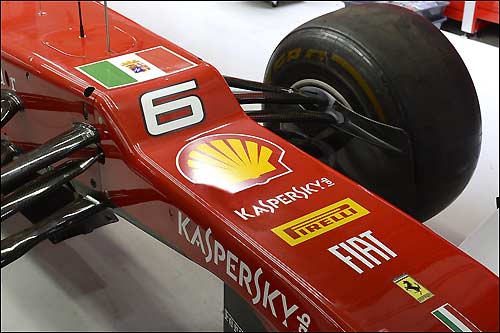 Флаг ВМФ Италии на машине Ferrari