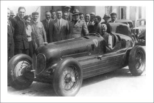 Тацио Нуволари за рулём Alfa Romeo P2, рядом с машиной шестой слева - Энцо Феррари